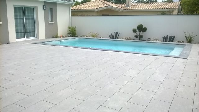 piscine 7x3.50 avec une terrasse en carrelage gris 